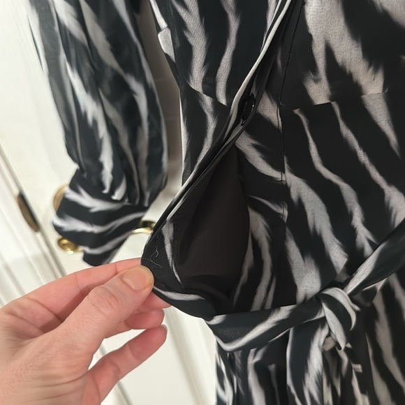 Zebra Print Black and White Dress Willa story size medium MISSING BUTTON - Picture 3 of 4